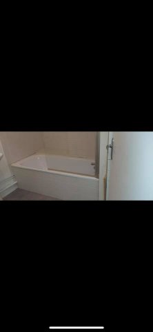 Remplacement d'une baignoire par une douche avec accès PMR dans un appartement à Beaune 
